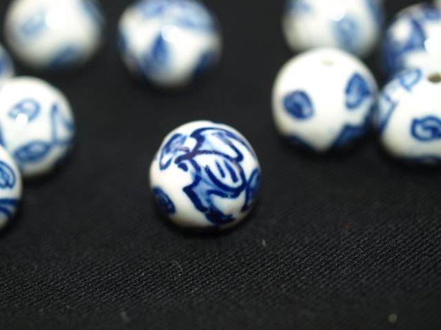 Pair of Vintage hand Painted Blue White Porcelain Chinese Bead Bat Round 12mm
