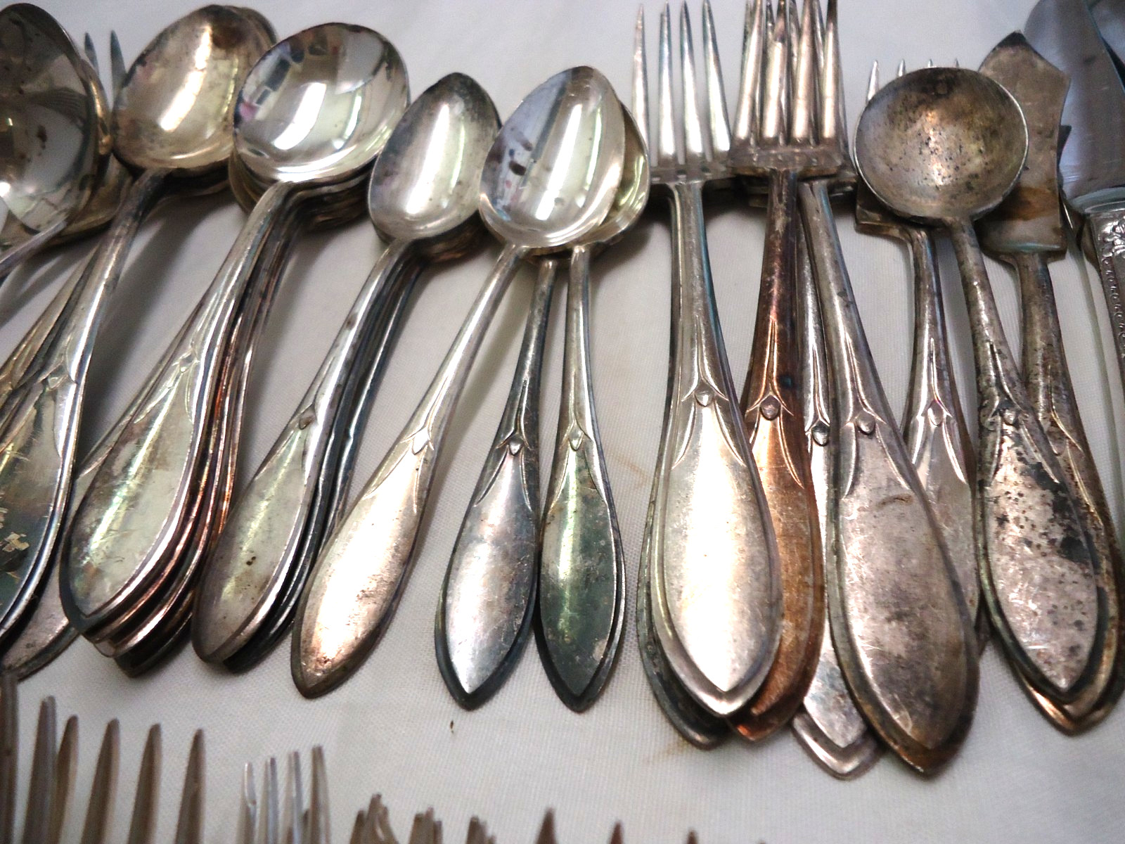 VINTAGE SILVERPLATE FLATWARE MIXED LOT BULK 120-PIECES