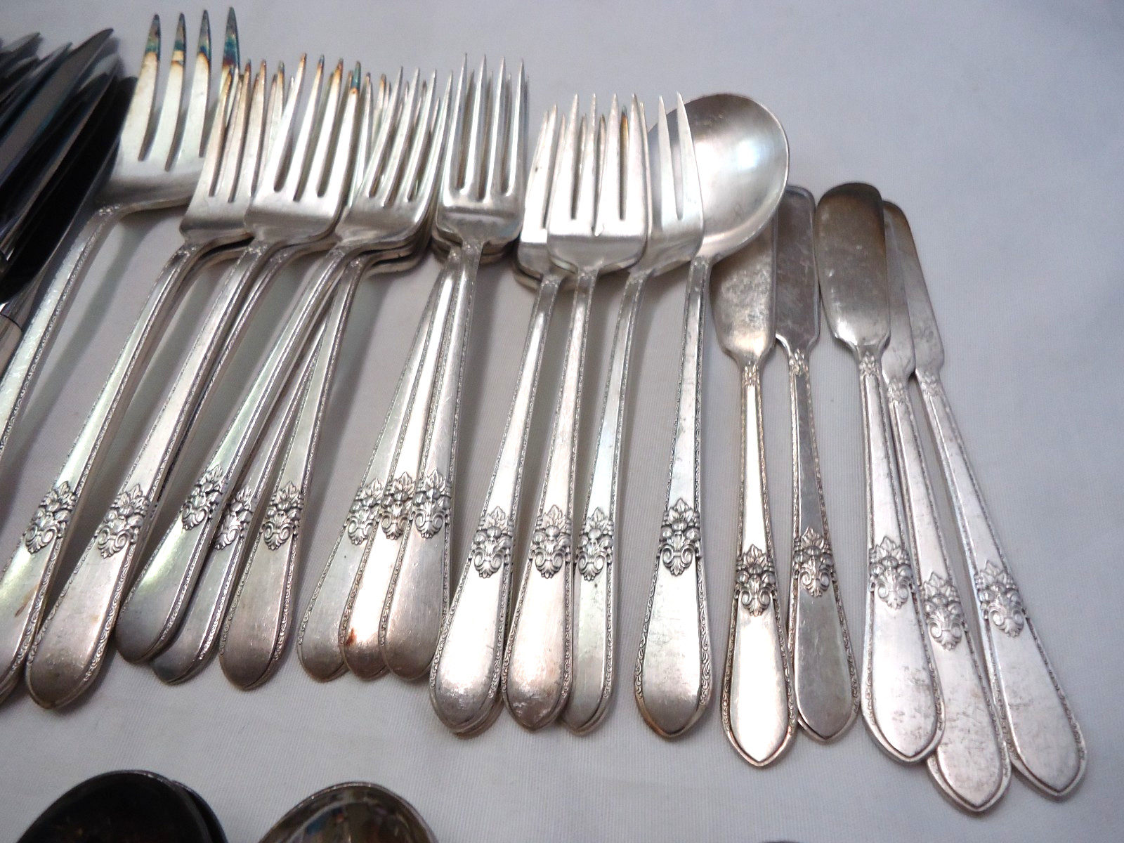 VINTAGE SILVERPLATE FLATWARE MIXED LOT BULK 120-PIECES