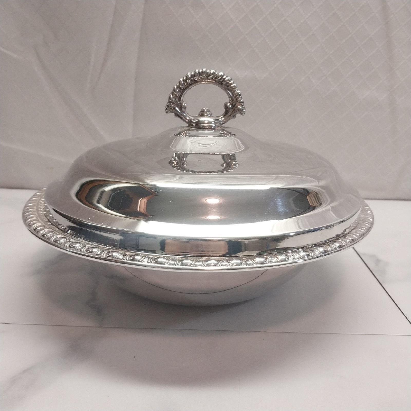 Silverplate serving dish with domed lid decor border – International Silver co.
