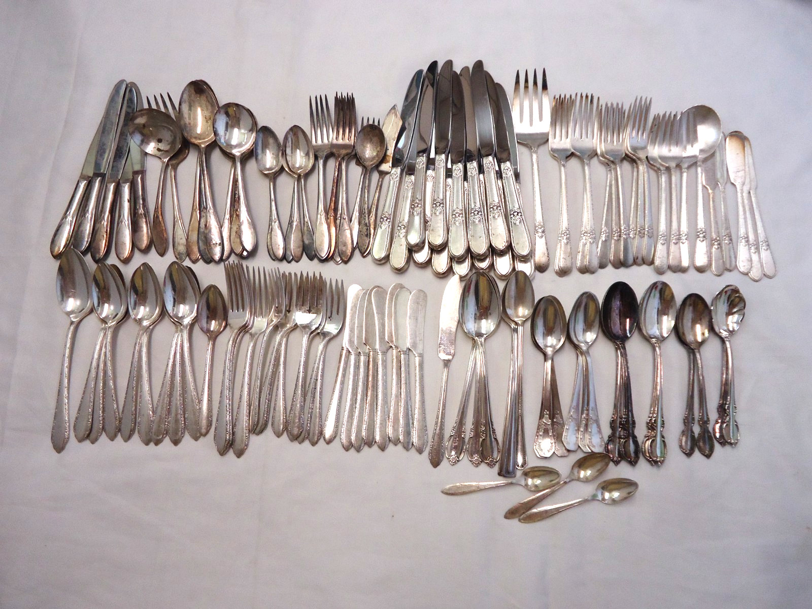 VINTAGE SILVERPLATE FLATWARE MIXED LOT BULK 120-PIECES