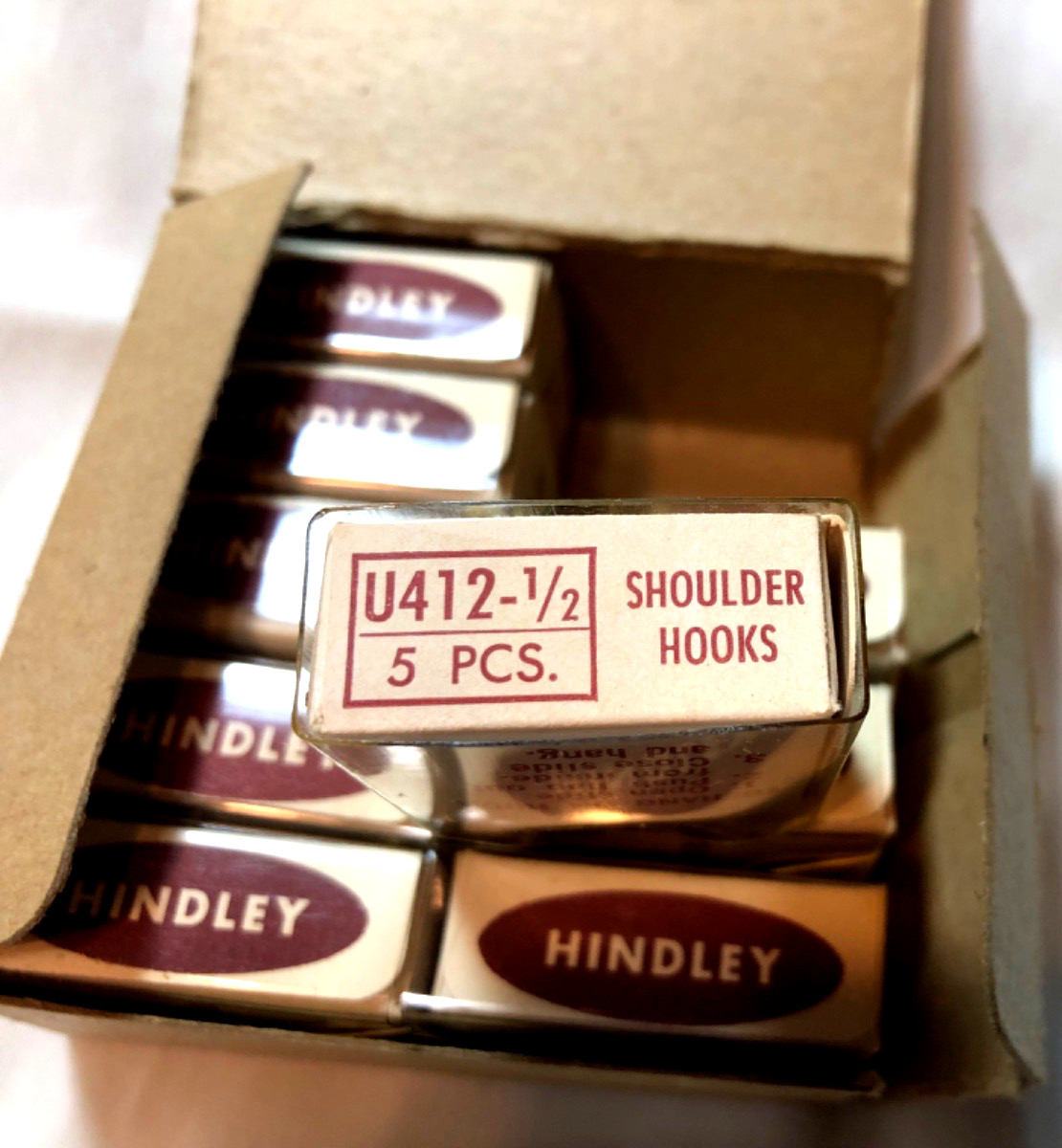 NOS 1950’s HINDLEY Shoulder Hooks U 412 1/2 – 5pcs 9 boxes gold colored A88