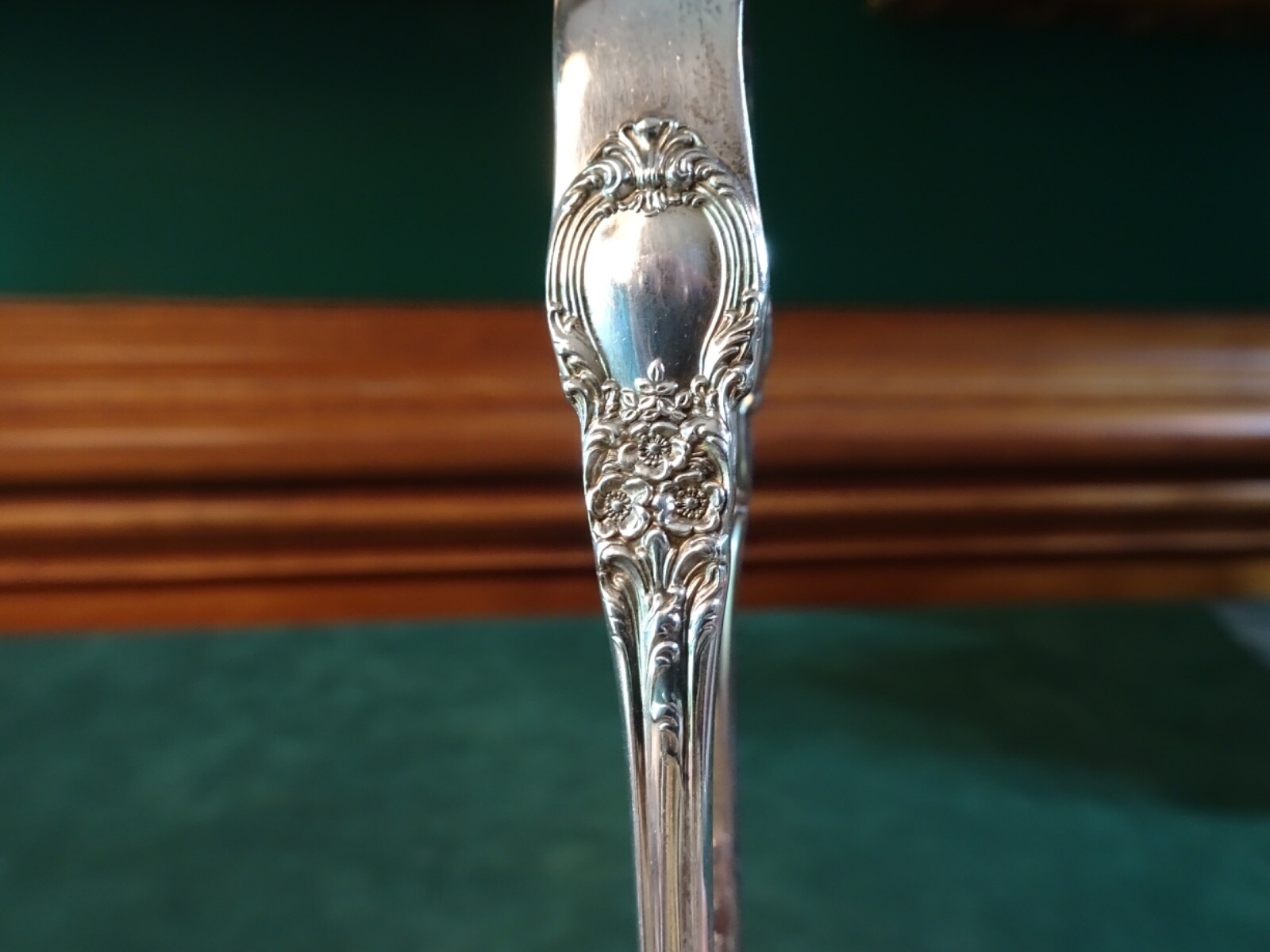 LUNT STERLING AMERICAN VICTORIAN SUGAR TONGS, 4.25″ LONG, NO MONO, 30.30 G
