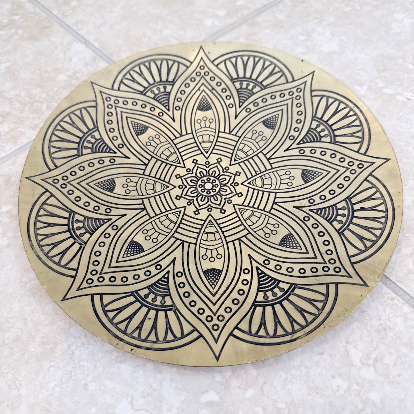 Vtg 4 Moroccan Plate Brass/Golden Hammered Etched Wall Or Table 8″ & 10.5″