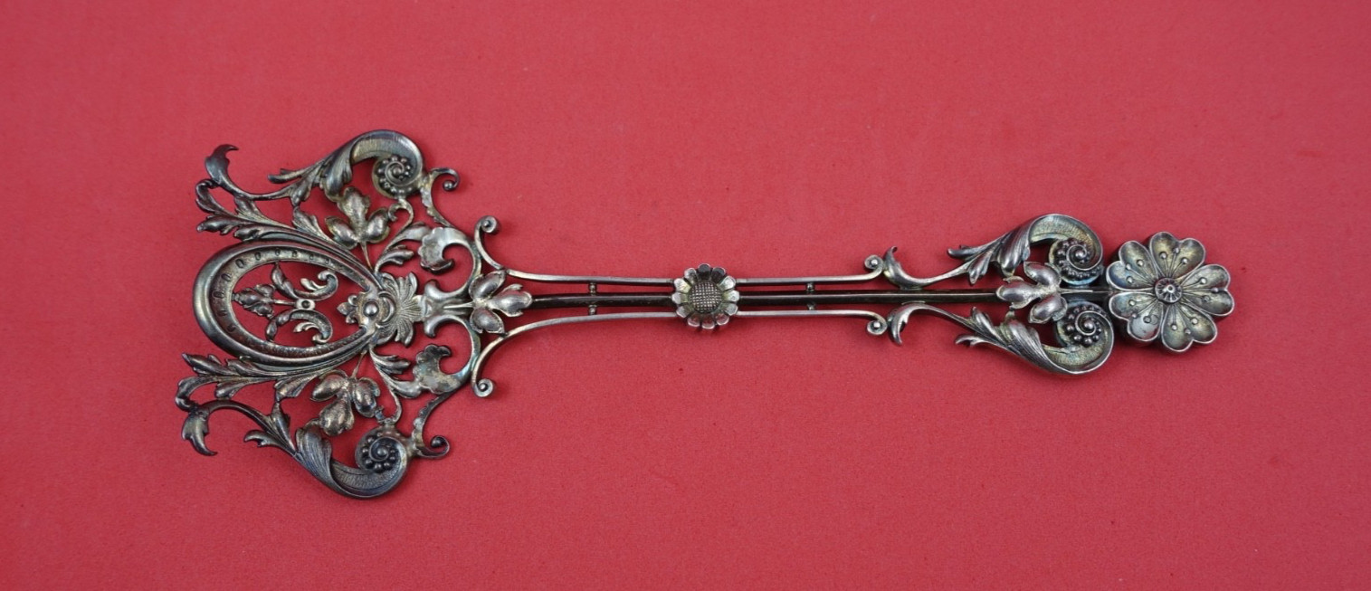 Pattern Unknown by Shiebler Sterling Sardine Fork flowers and daisy #3136 7 1/8″
