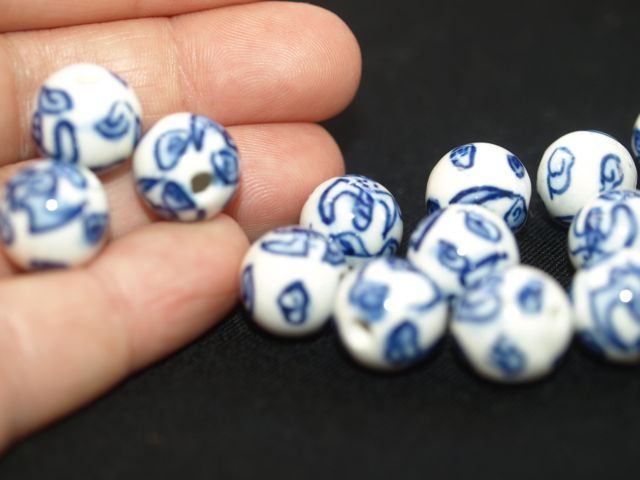 Pair of Vintage hand Painted Blue White Porcelain Chinese Bead Bat Round 12mm