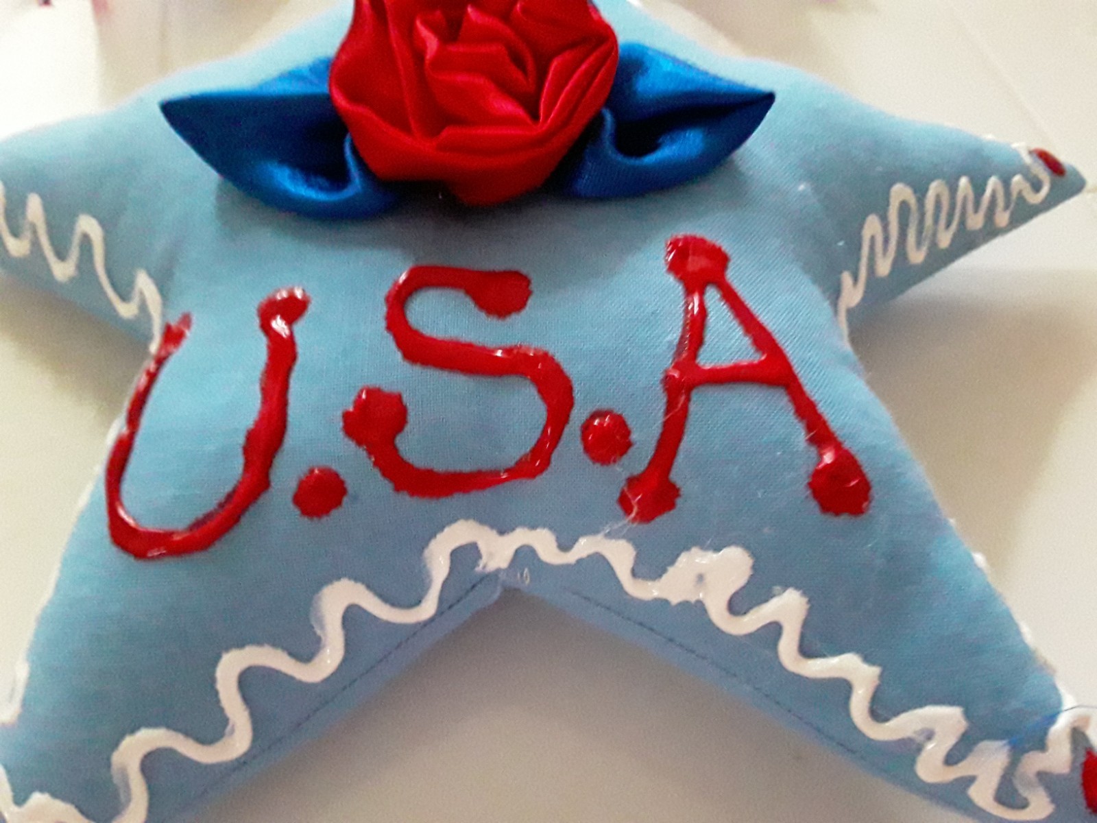 WHITE RED BEAUTIFUL HAND PAINTED U.S.A NEW FABRIC BIG DECORATED STAR ORNAMENT