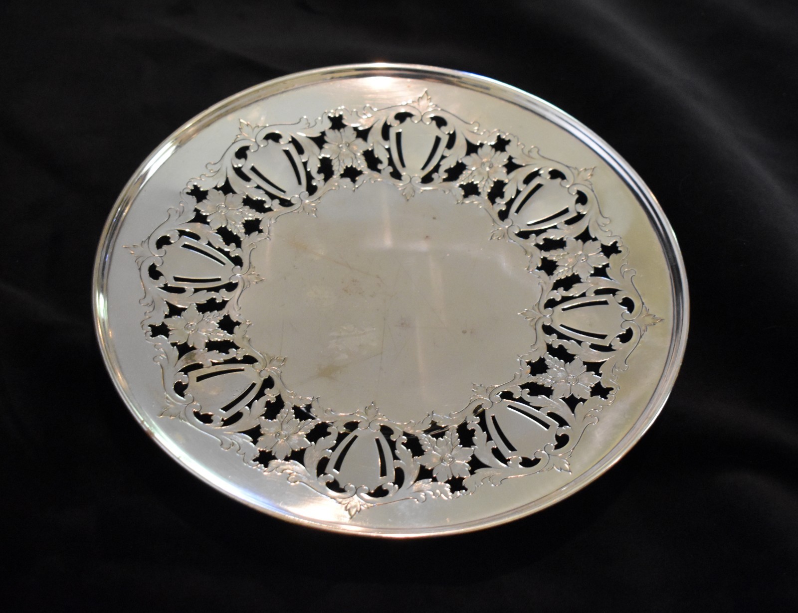 SHEFFIELD DESIGN 9.5 INCH FOOTED SILVER PLATED SERVING PLATE #0332