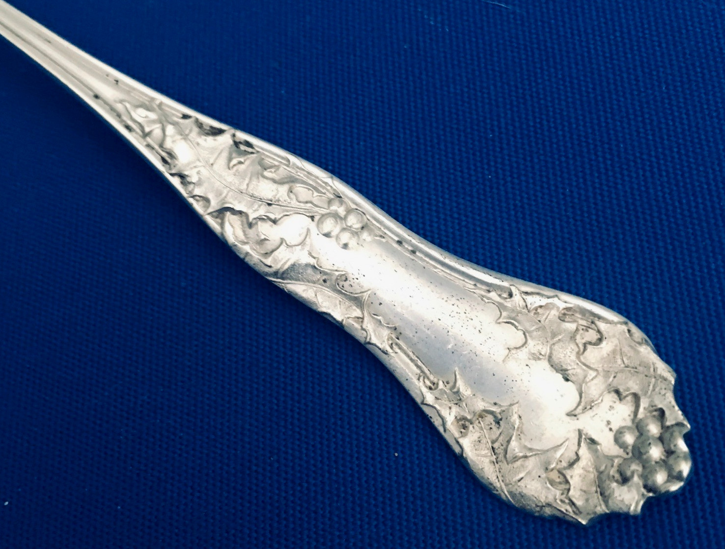 National Silver co c1904 HOLLY silverplate 9 1/4″ berry Casserole Serving spoon