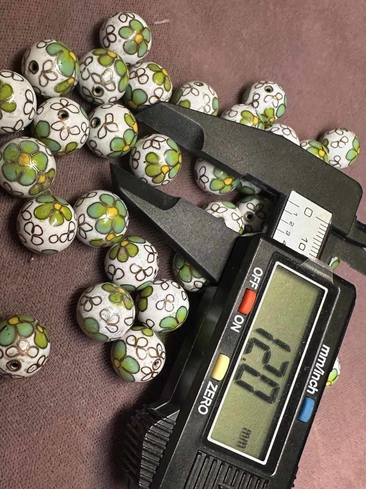 One Vintage Chinese Enamel Cloisonné White Green Bead Flowers Round 12mm