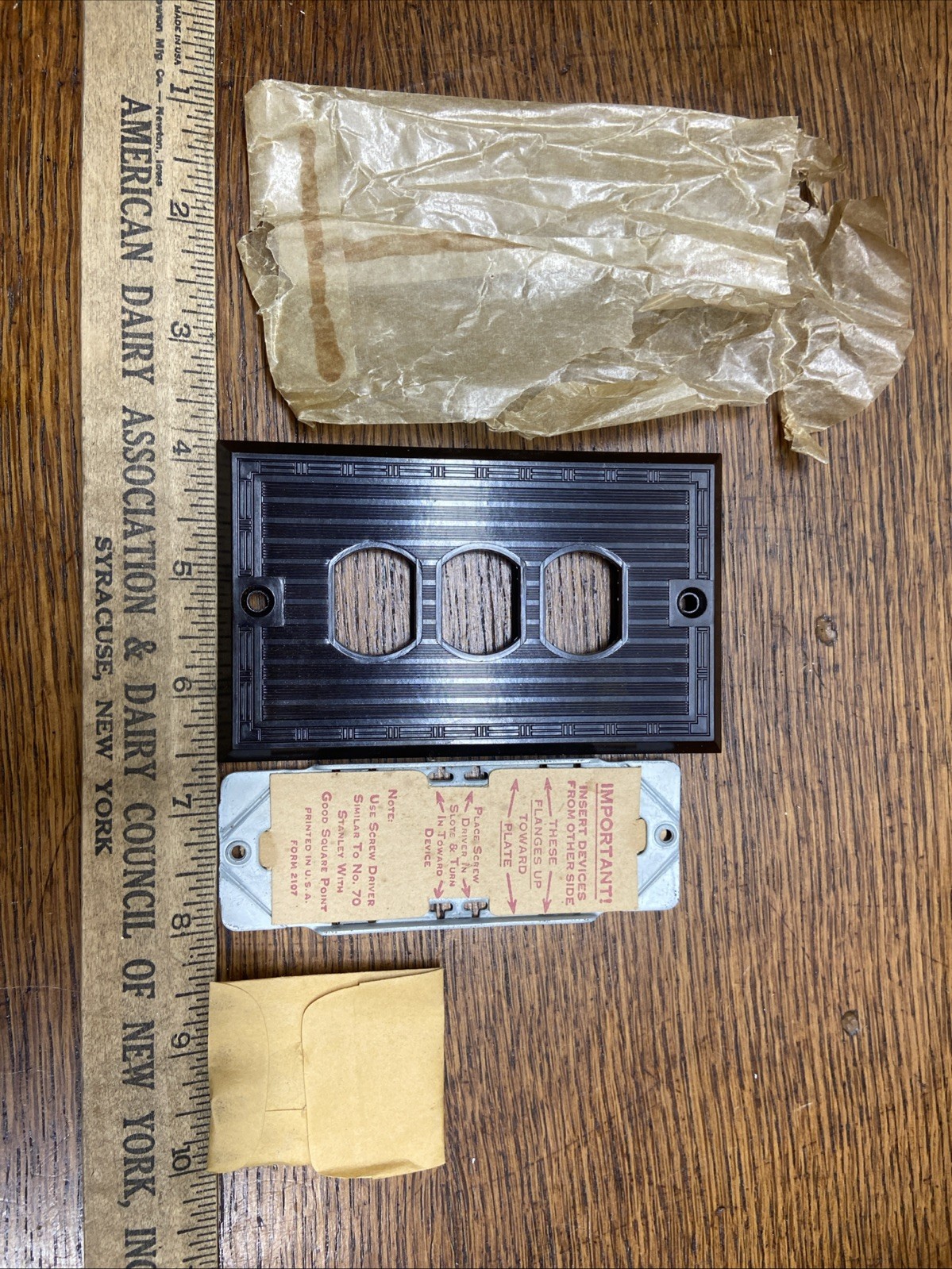 Vintage P&S Brown Bakelite 1 Gang 3 Opening Despard Wall Plate NOS