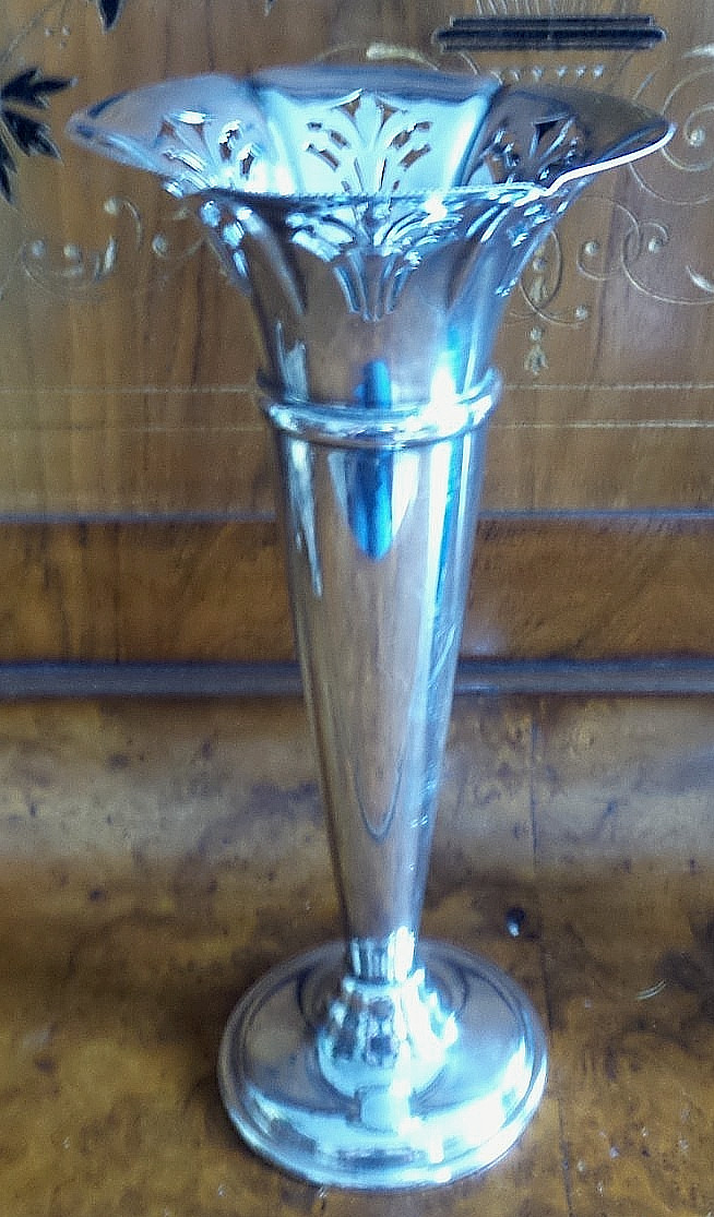 Antique Meriden S.P. Co International Fluted Vase Pierced Rim 9 1/4″ x4 1/4″