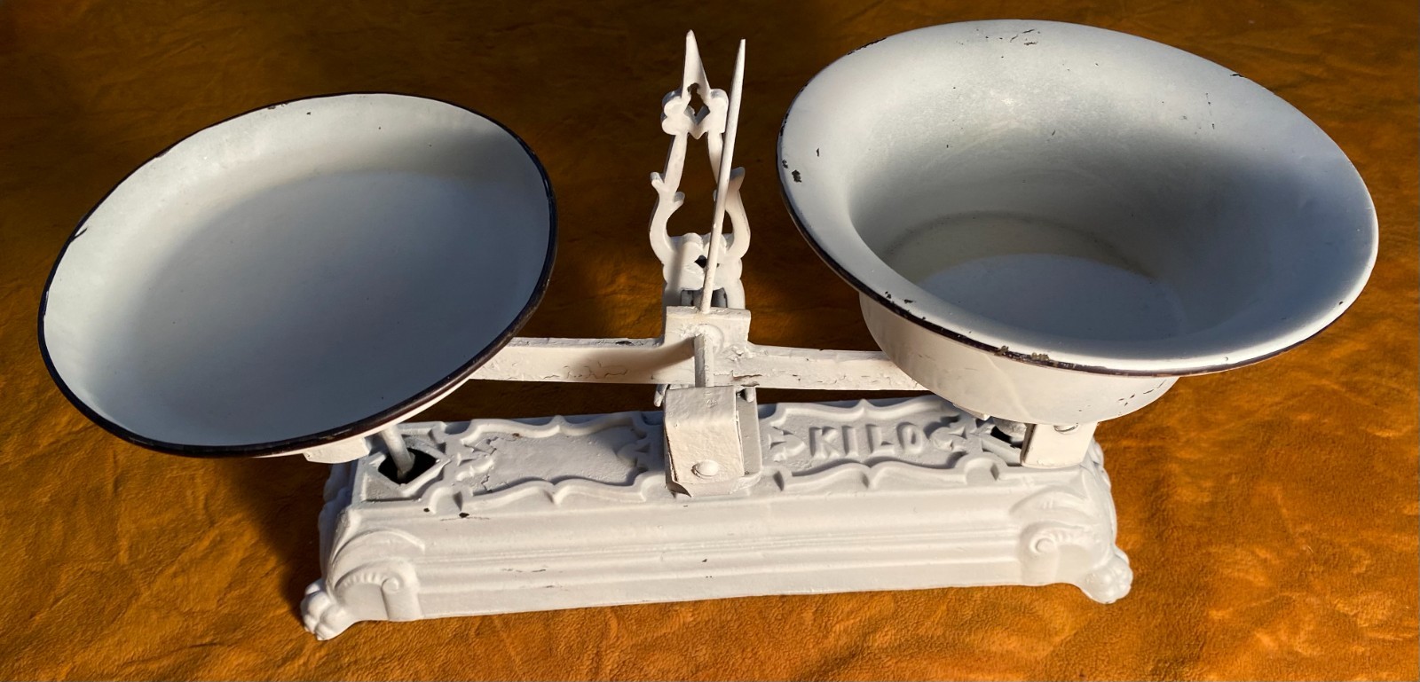 Vintage KILO Scale White With Two Pans United Kingdom
