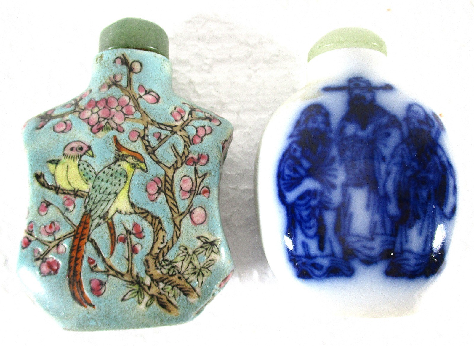 CHINESE EARLY 20TH CA SNUFF BOTTLES, MULTICOLOR BIRDS/BLUE & WHITE W/ SPOONS