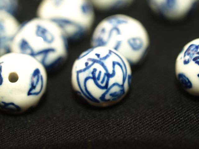 Pair of Vintage hand Painted Blue White Porcelain Chinese Bead Bat Round 12mm
