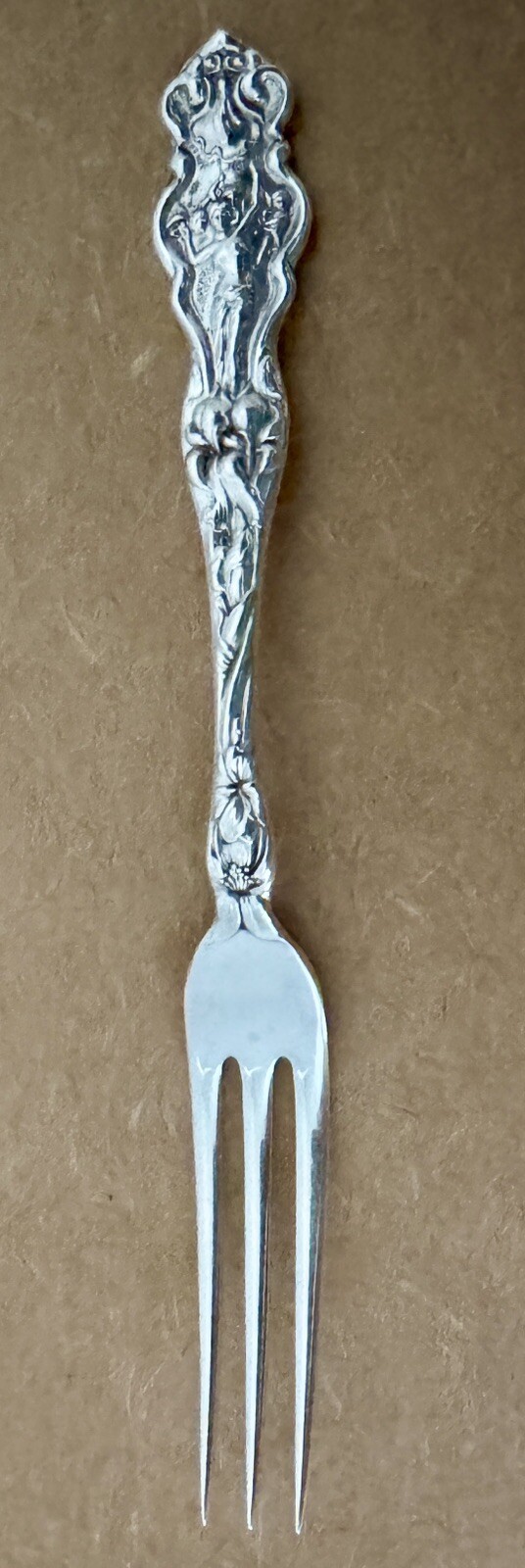 ART NOUVEAU WALLACE IRIAN 4 5/8” STERLING STRAWBERRY FORK OLD PIECE CRISP COND!!