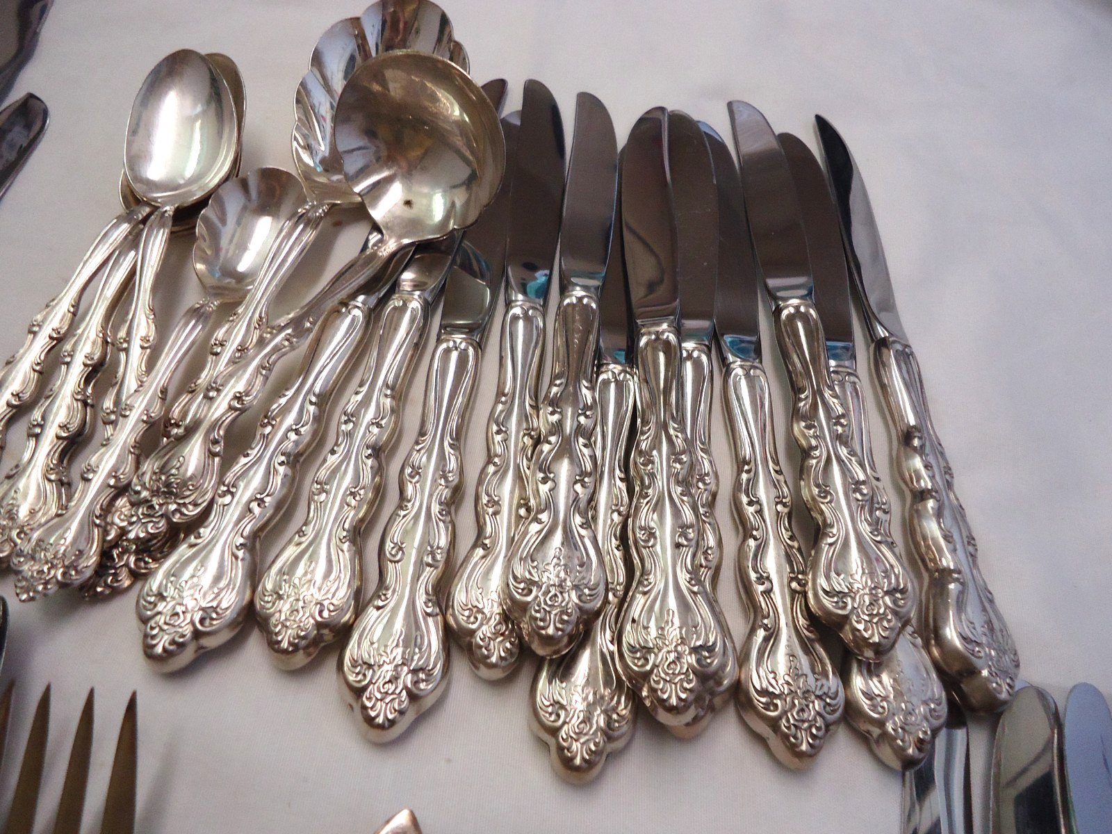 VINTAGE SILVERPLATE FLATWARE MIXED BULK LOT 110- PIECES