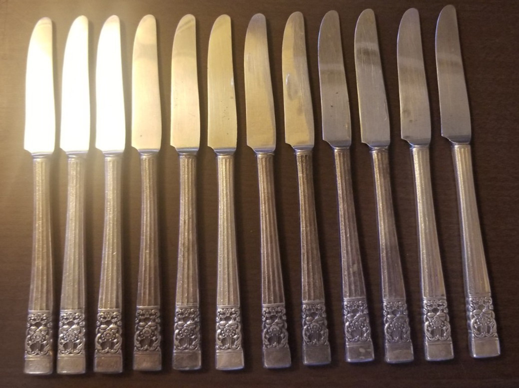 Set Of 12 Oneida Community Silver Plate “Coronation” Dinner Knives 8 3/8″ GUC