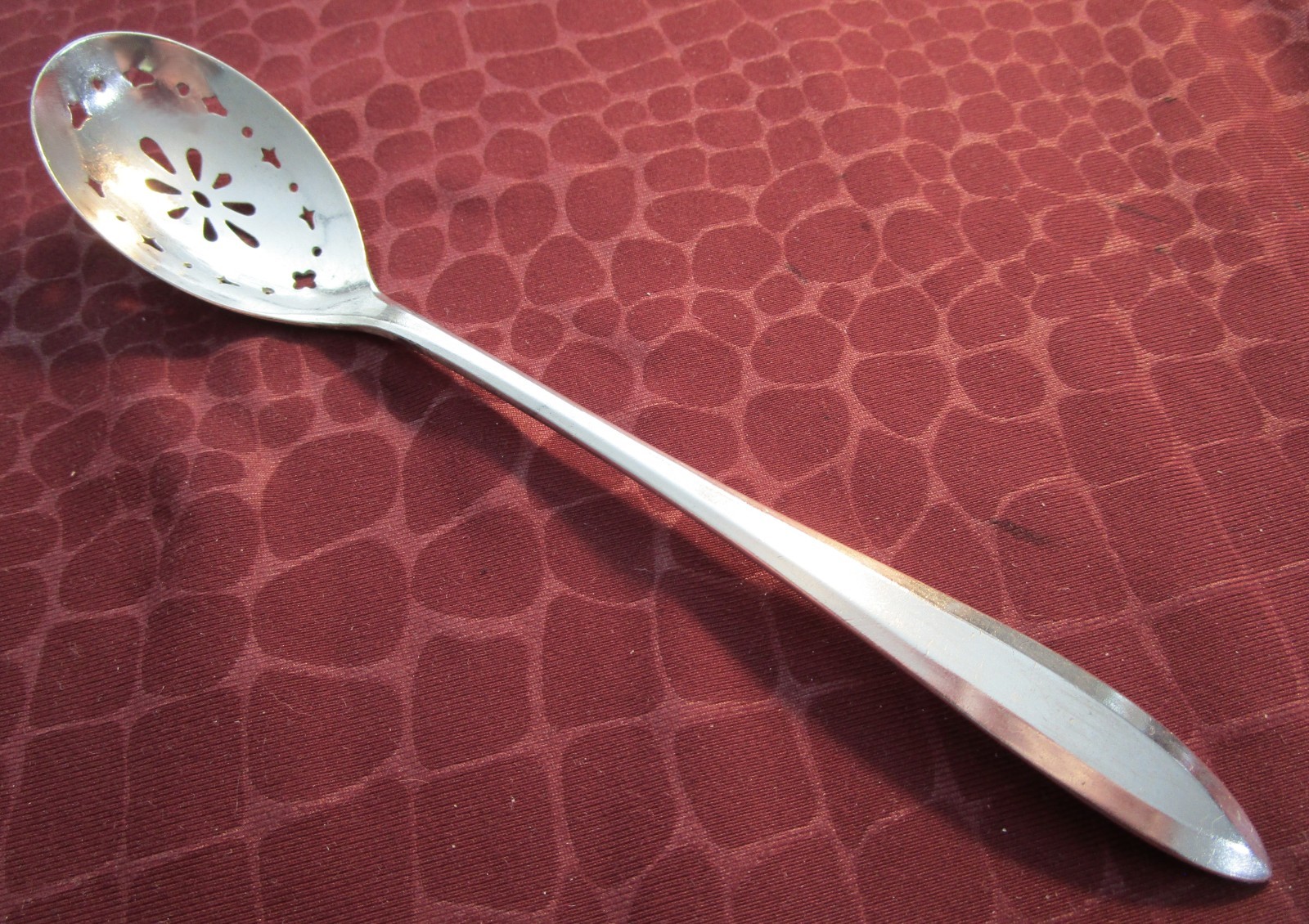 PATRICIAN aka MODERNE Pierced Nut Spoon Art Deco Silverplate 1914 No Monogram bw