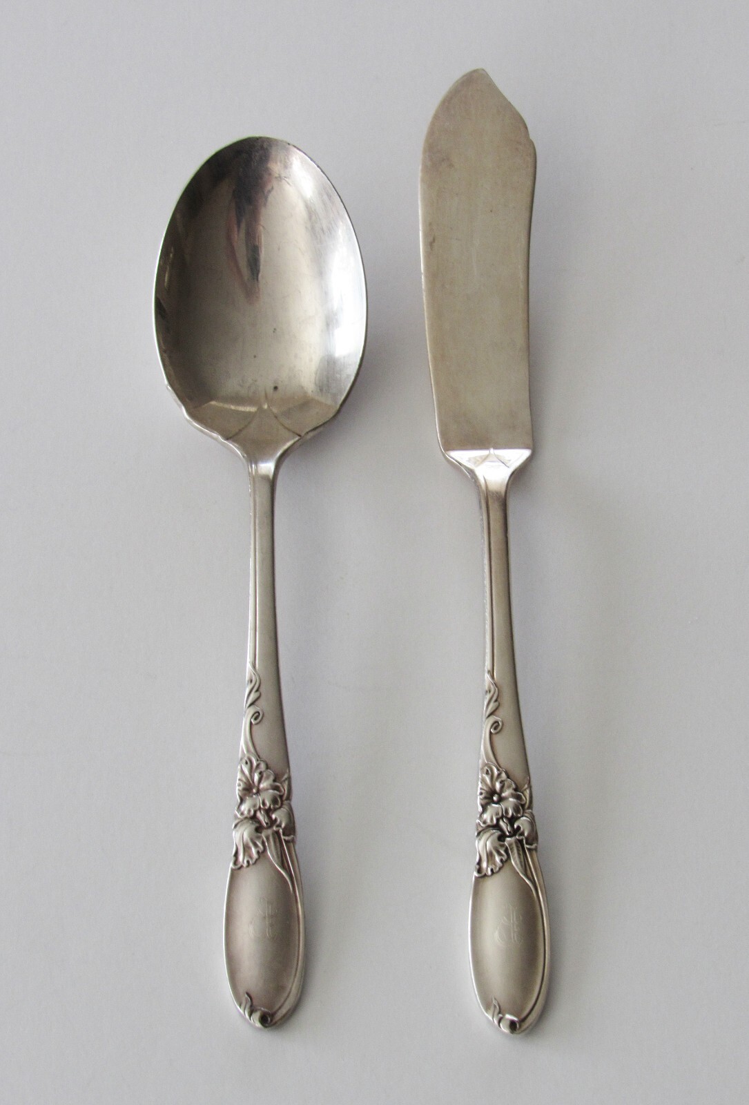 Oneida Community WHITE ORCHID Silverplate SUGAR SPOON & BUTTER KNIFE “P” Mono