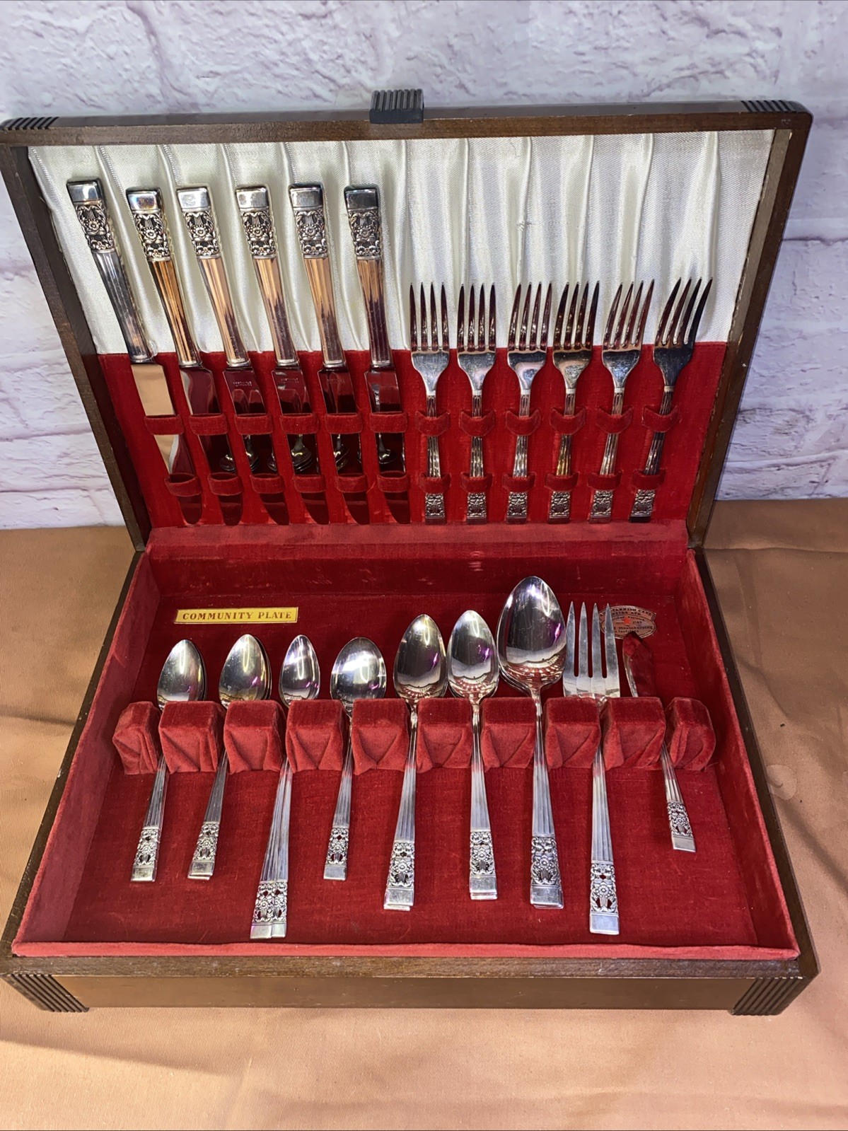 Vintage Oneida Community Plate Silverplate Flatware Set Floral Pattern w/ Case