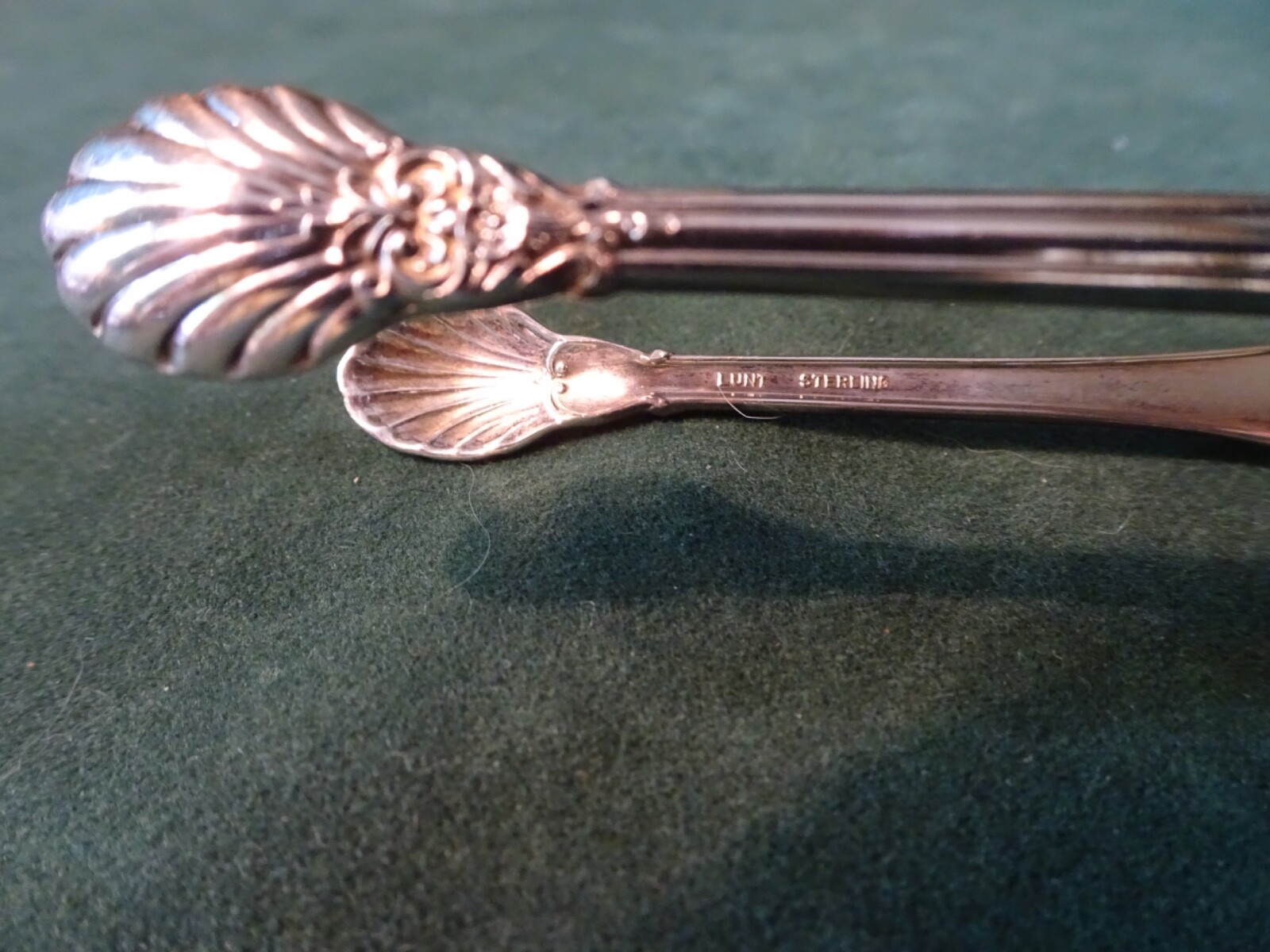 LUNT STERLING AMERICAN VICTORIAN SUGAR TONGS, 4.25″ LONG, NO MONO, 30.30 G