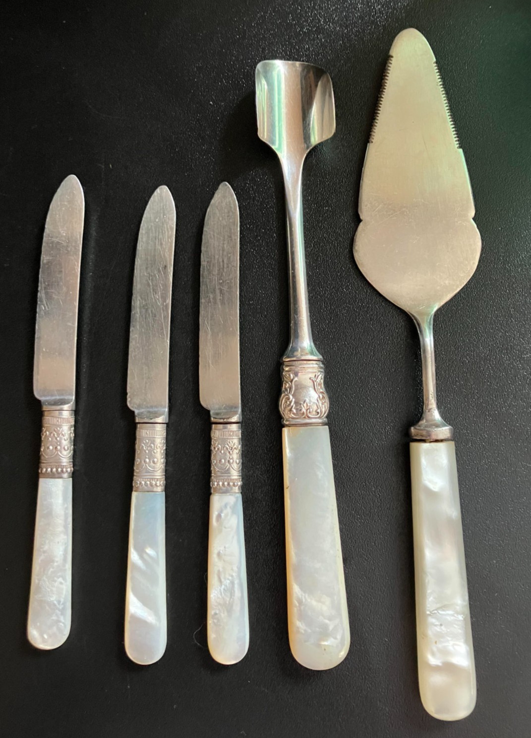 Vtg Silverplated Cheese Scoop, Butter Knives & Server – Mother of Pearl Handles