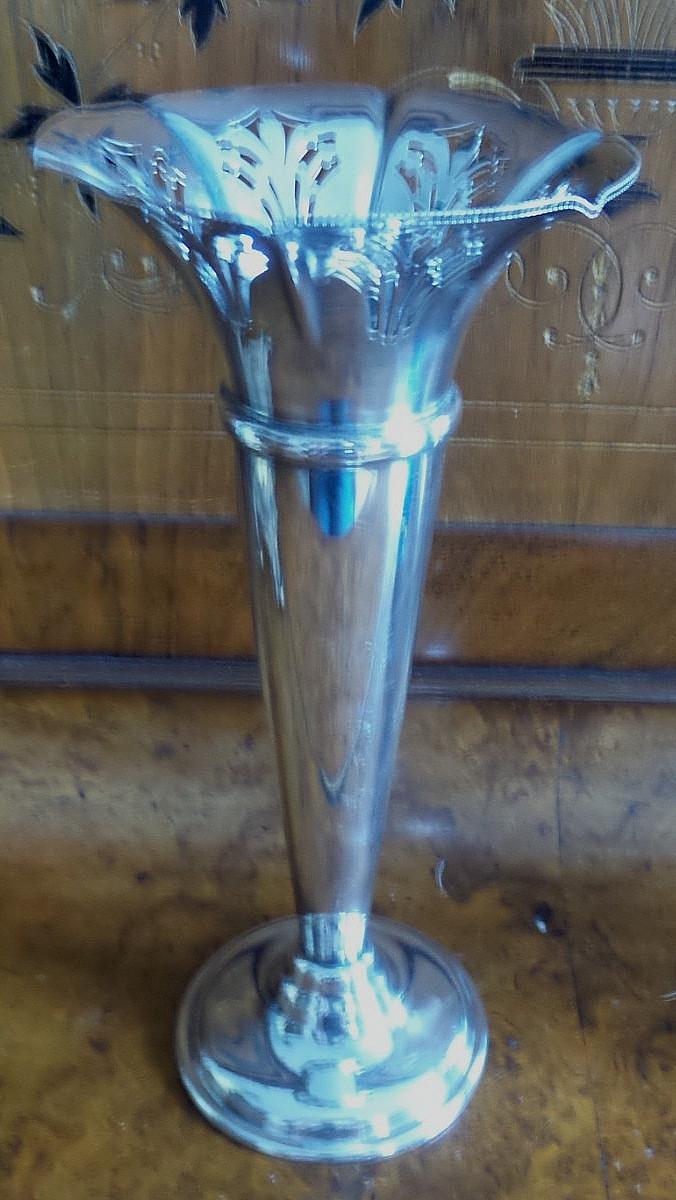 Antique Meriden S.P. Co International Fluted Vase Pierced Rim 9 1/4″ x4 1/4″