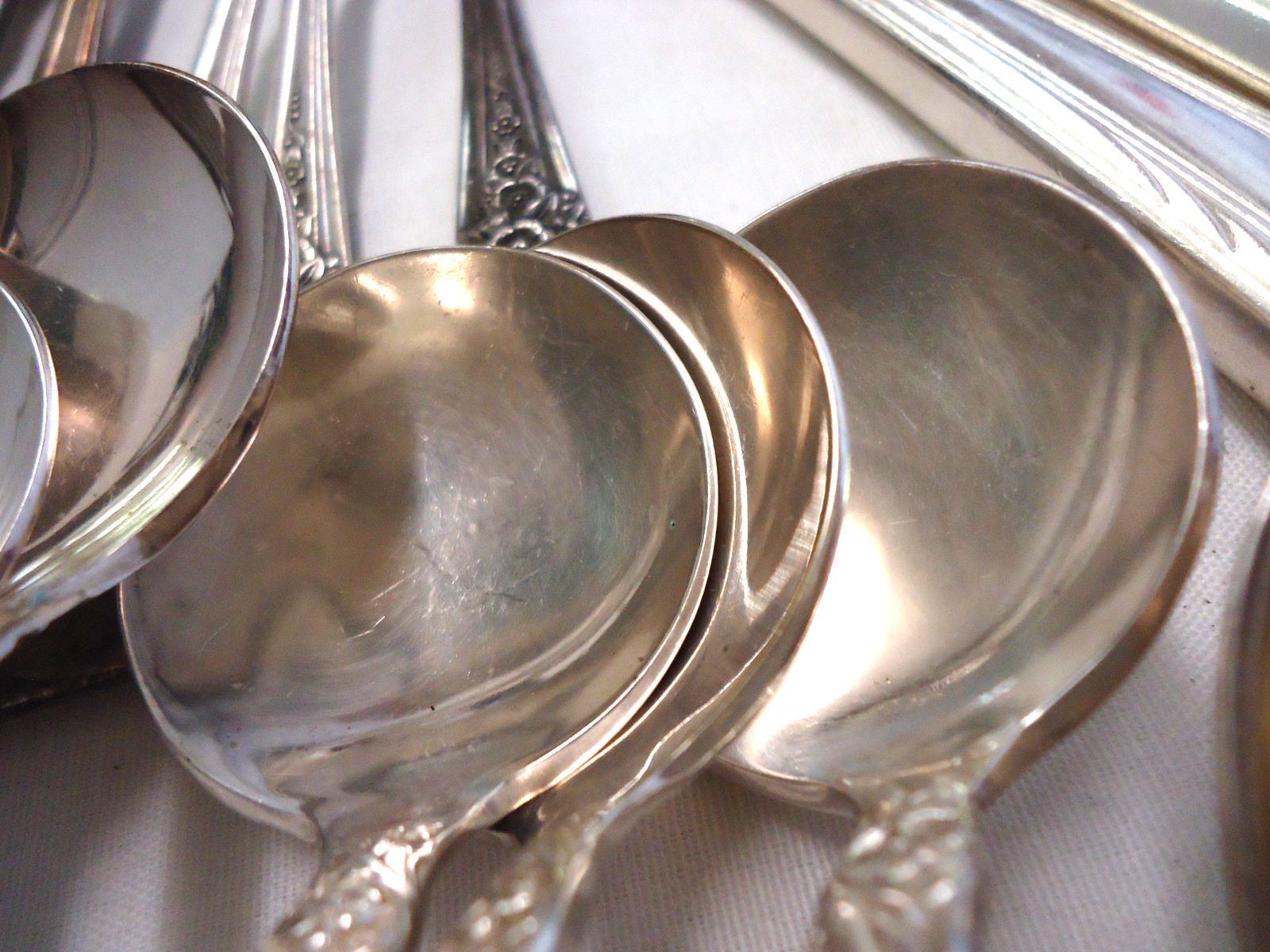VINTAGE SILVERPLATE FLATWARE MIXED BULK LOT 110- PIECES