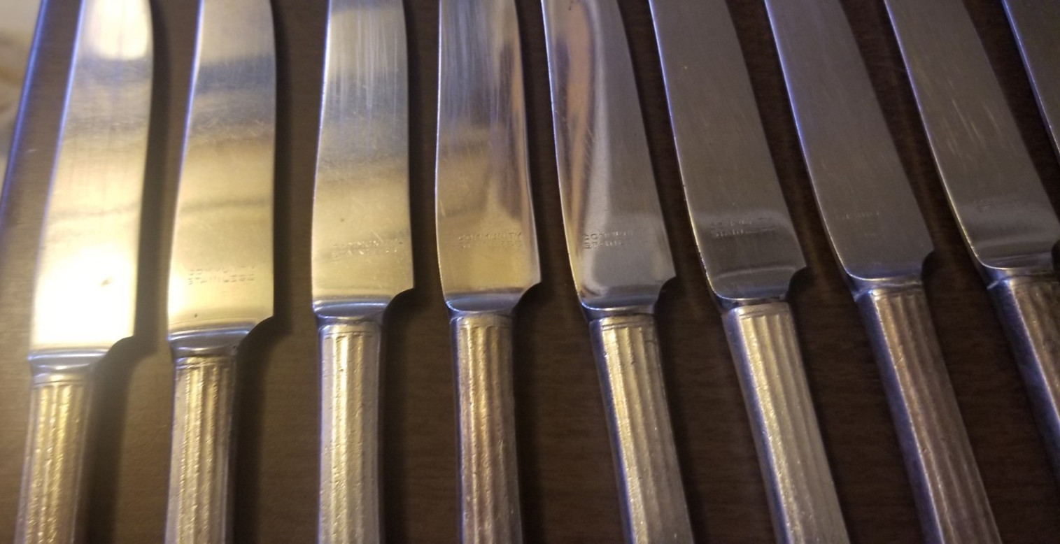 Set Of 12 Oneida Community Silver Plate “Coronation” Dinner Knives 8 3/8″ GUC