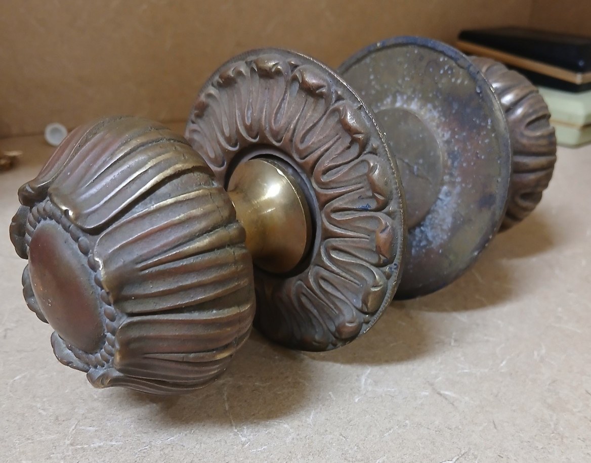 Pair of 3 1/2″ Floral Brass Door Knob Set with Escutcheon Hardware 4 1/2 Lbs