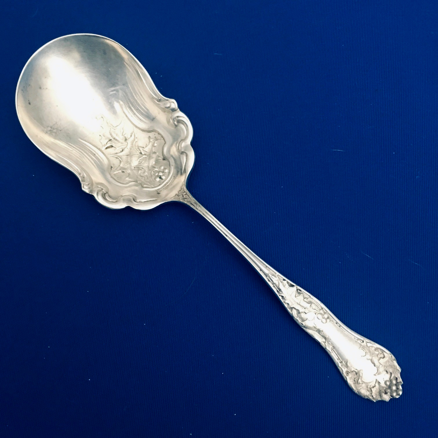 National Silver co c1904 HOLLY silverplate 9 1/4″ berry Casserole Serving spoon
