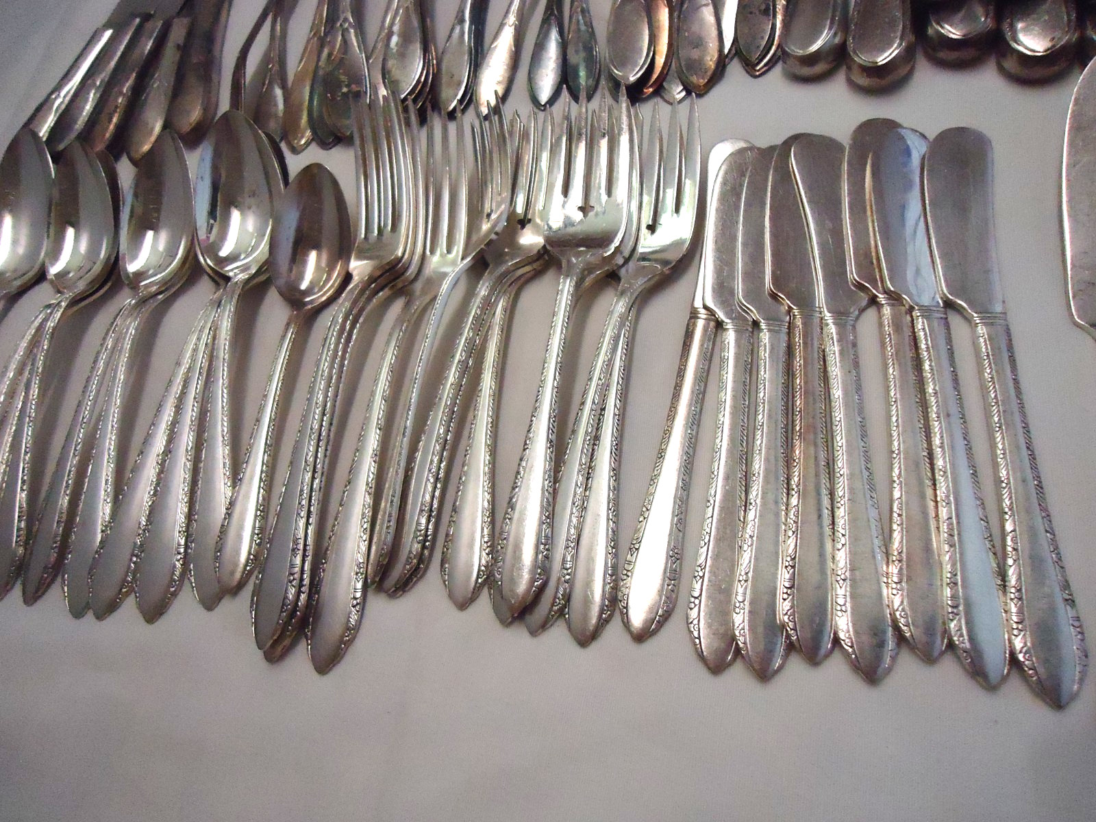 VINTAGE SILVERPLATE FLATWARE MIXED LOT BULK 120-PIECES