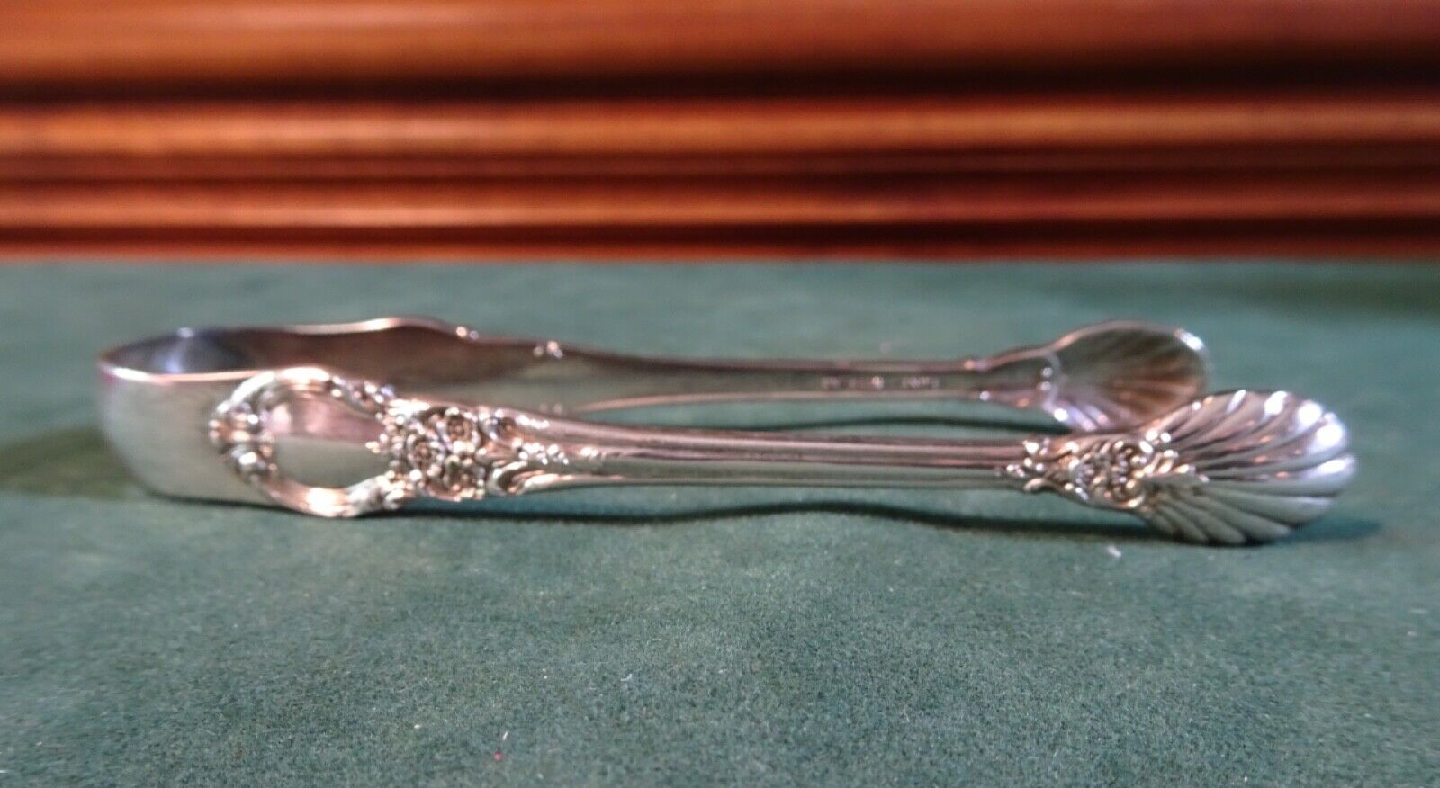 LUNT STERLING AMERICAN VICTORIAN SUGAR TONGS, 4.25″ LONG, NO MONO, 30.30 G