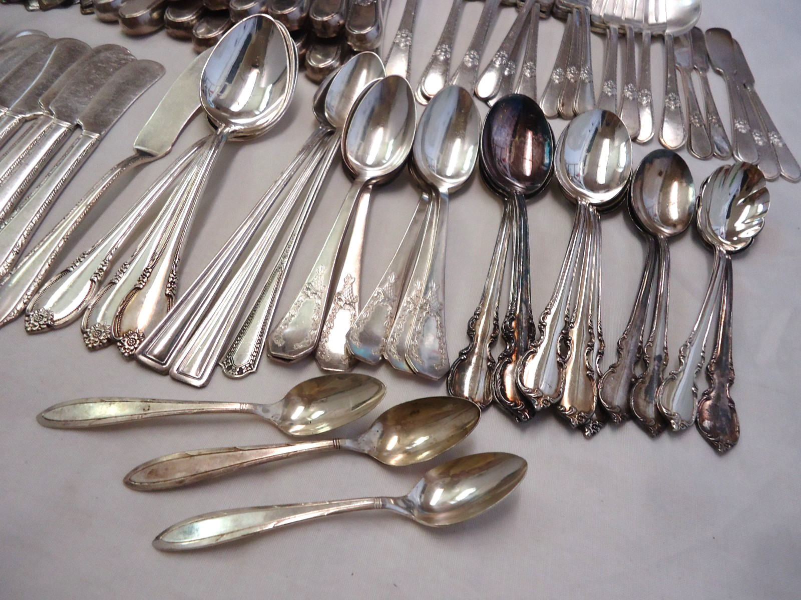 VINTAGE SILVERPLATE FLATWARE MIXED LOT BULK 120-PIECES