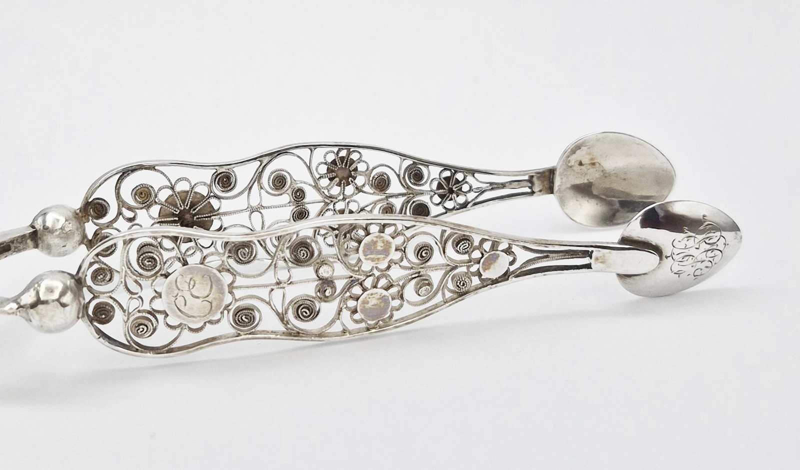 FINE 19TH CENTURY SOLID SILVER FILIGREE GRAPEVINE SUGAR TONGS