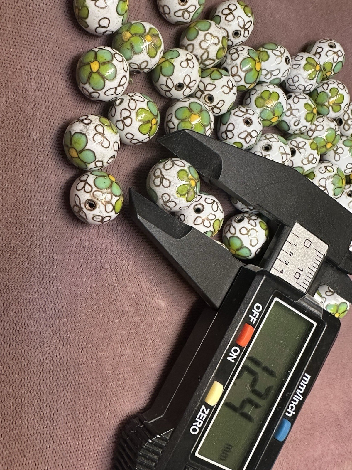 One Vintage Chinese Enamel Cloisonné White Green Bead Flowers Round 12mm