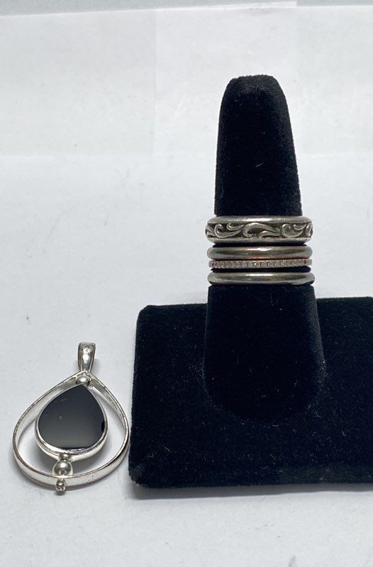 Sterling Silver 925 Mexican Silver Jewelry Lot 4 Rings 1 Pendant 14.27g