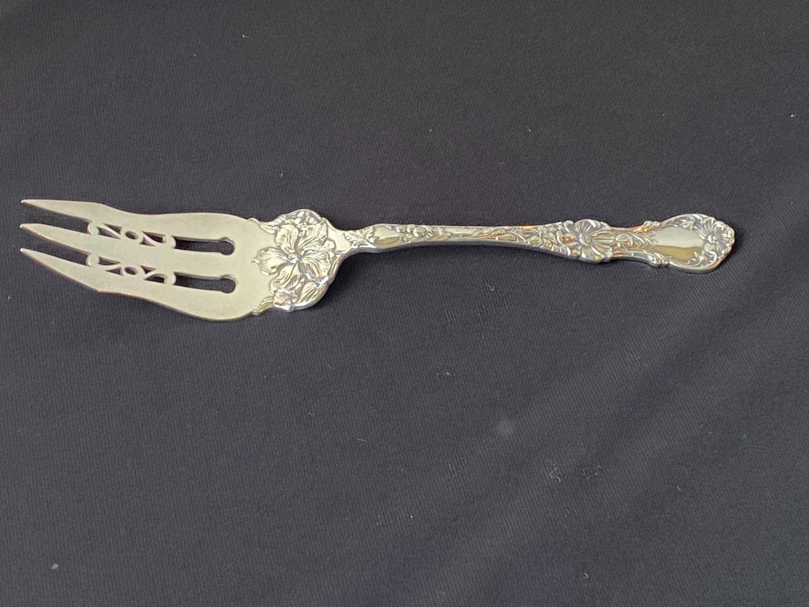 1835 R WALLACE Floral Silverplate Large Cake Fork Pastry Server (1903) 7 3/4”