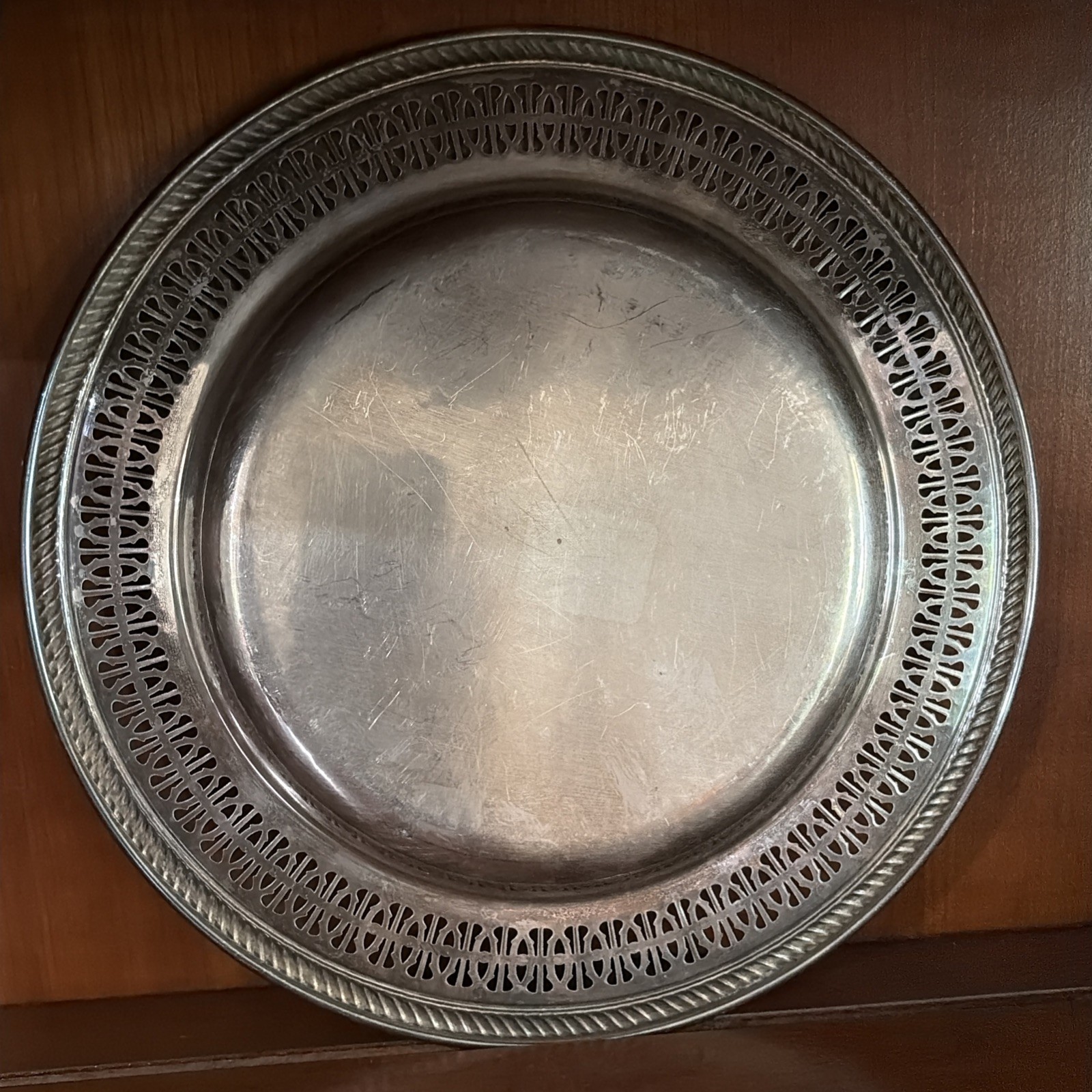WM Rogers #811 SilverPlate Silver Plate Round Ornate Serving Plate Tray 10-1/4″