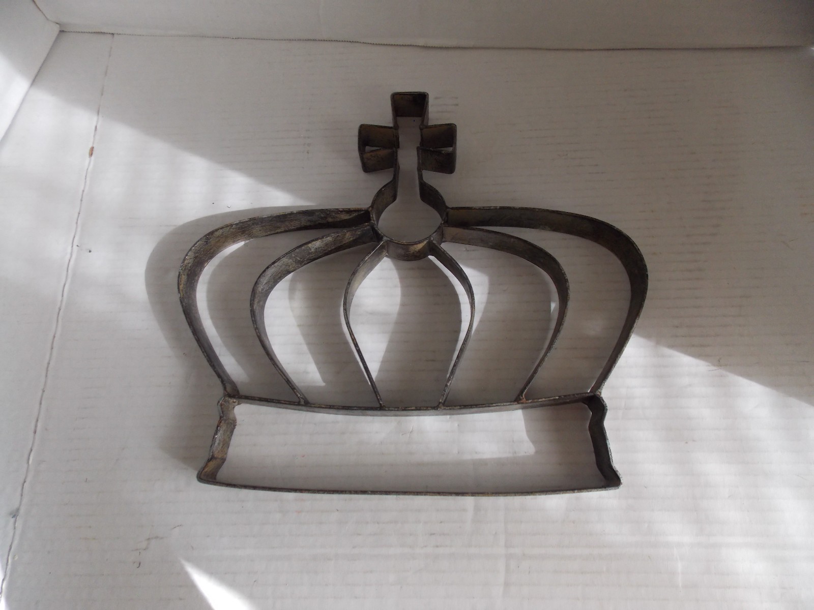 Steel Cast Iron Wall Antiqued Crown Motif Decor 11 3/4″ x 10 7/8″