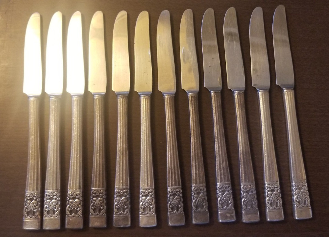 Set Of 12 Oneida Community Silver Plate “Coronation” Dinner Knives 8 3/8″ GUC