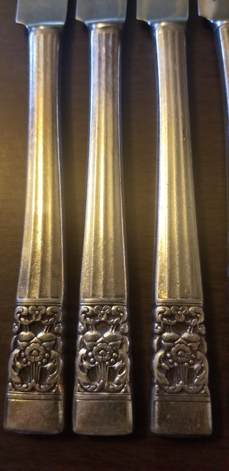 Set Of 12 Oneida Community Silver Plate “Coronation” Dinner Knives 8 3/8″ GUC