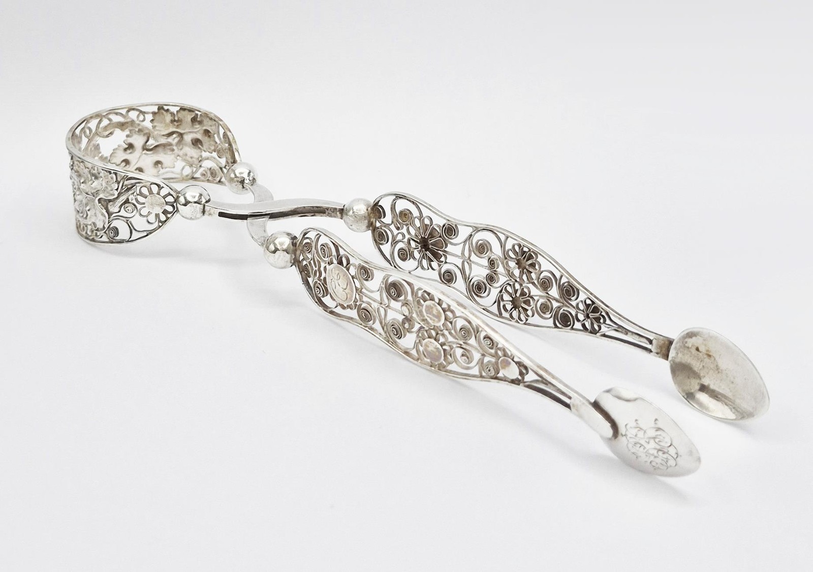 FINE 19TH CENTURY SOLID SILVER FILIGREE GRAPEVINE SUGAR TONGS