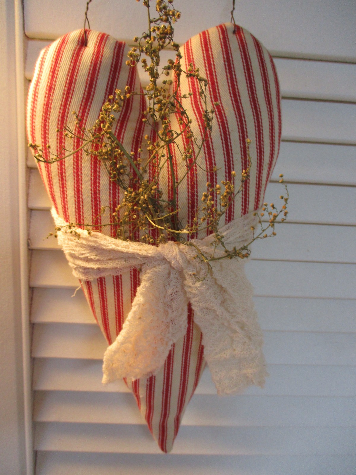 HANGING TICKING HEART WHATNOT