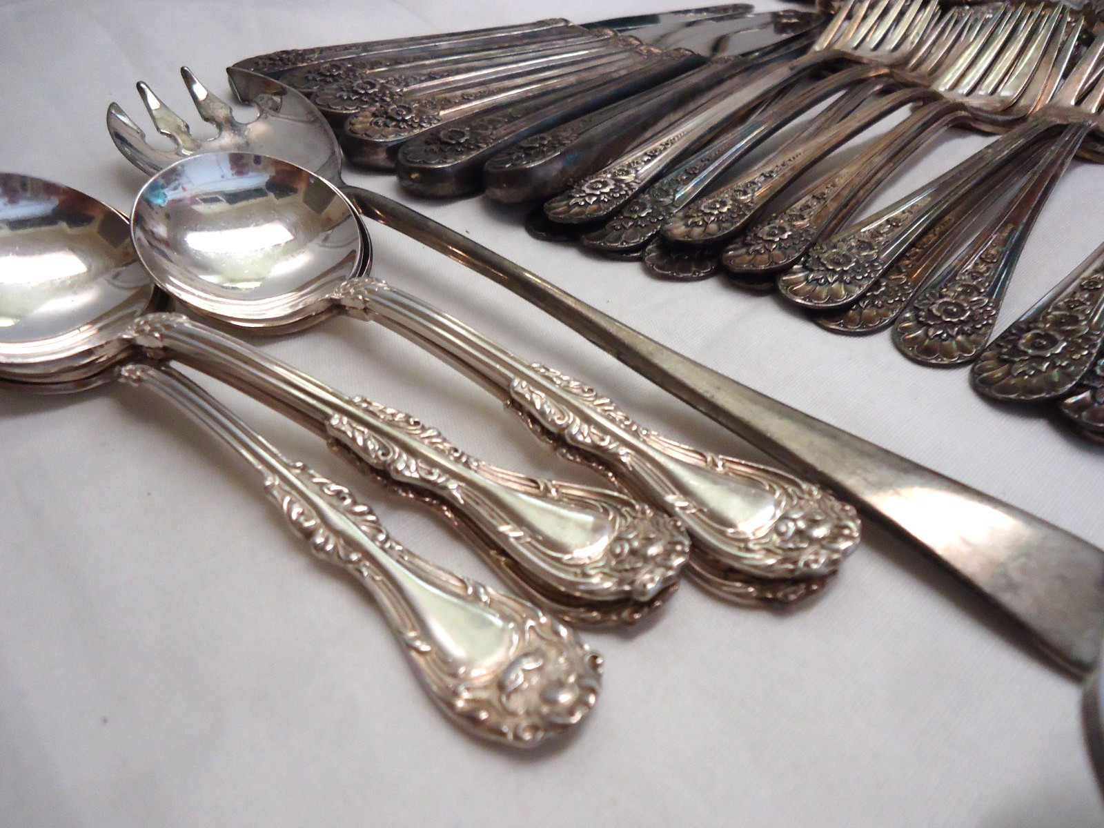 VINTAGE SILVERPLATE FLATWARE MIXED BULK LOT 110- PIECES