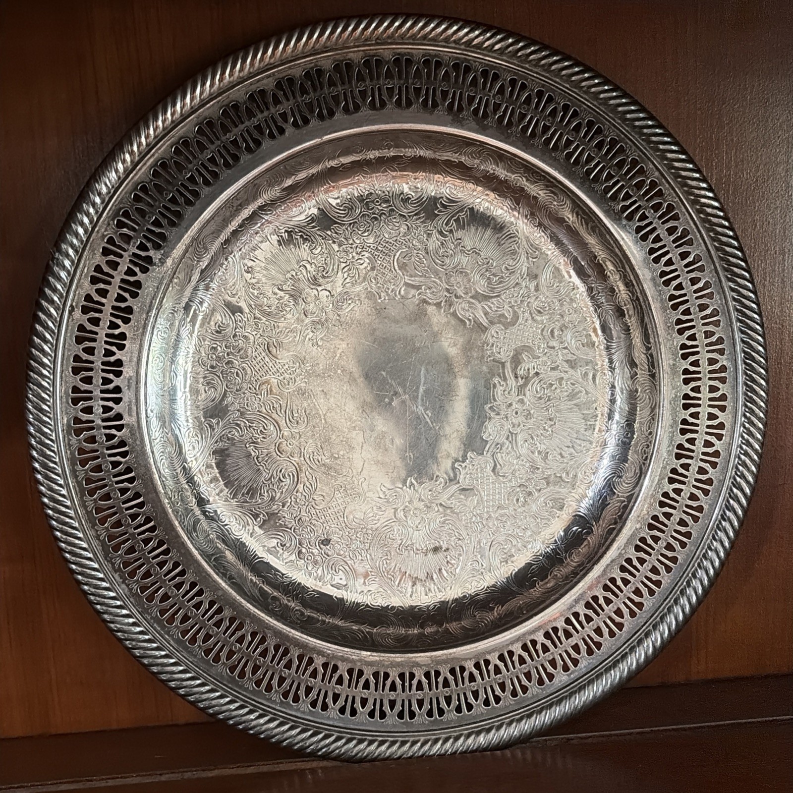 WM Rogers #811 SilverPlate Silver Plate Round Ornate Serving Plate Tray 10-1/4″