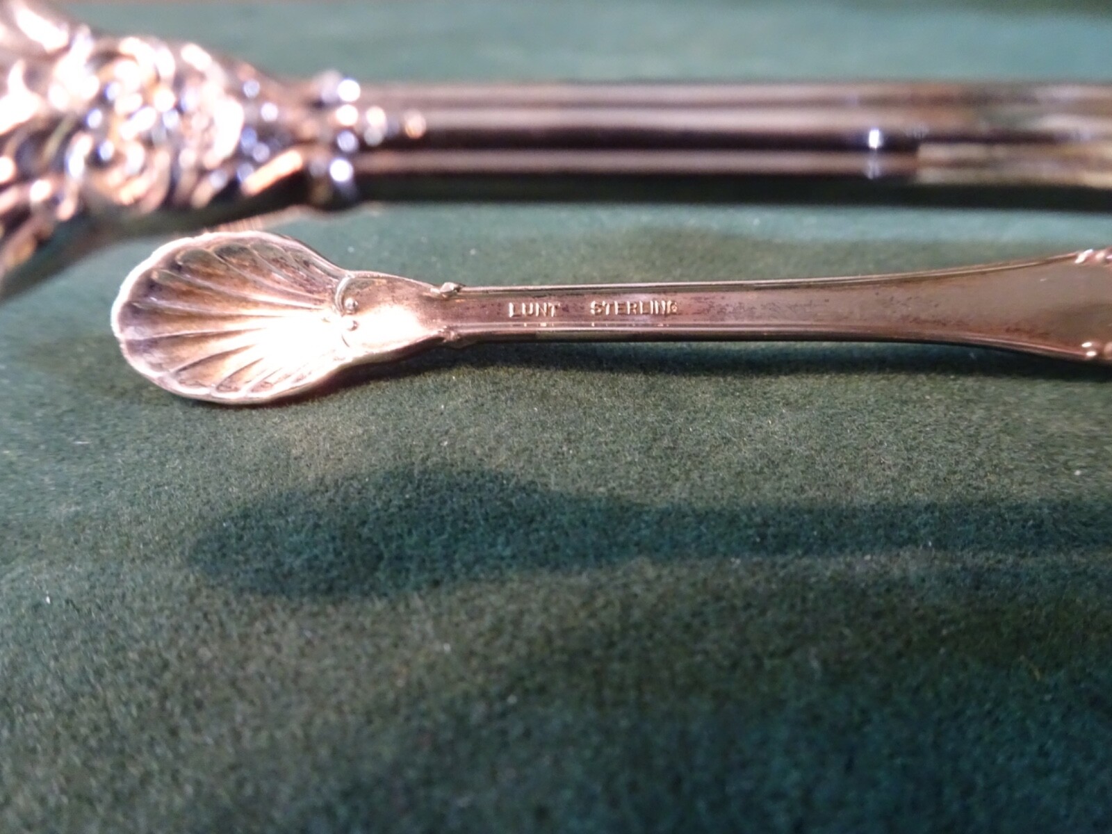 LUNT STERLING AMERICAN VICTORIAN SUGAR TONGS, 4.25″ LONG, NO MONO, 30.30 G