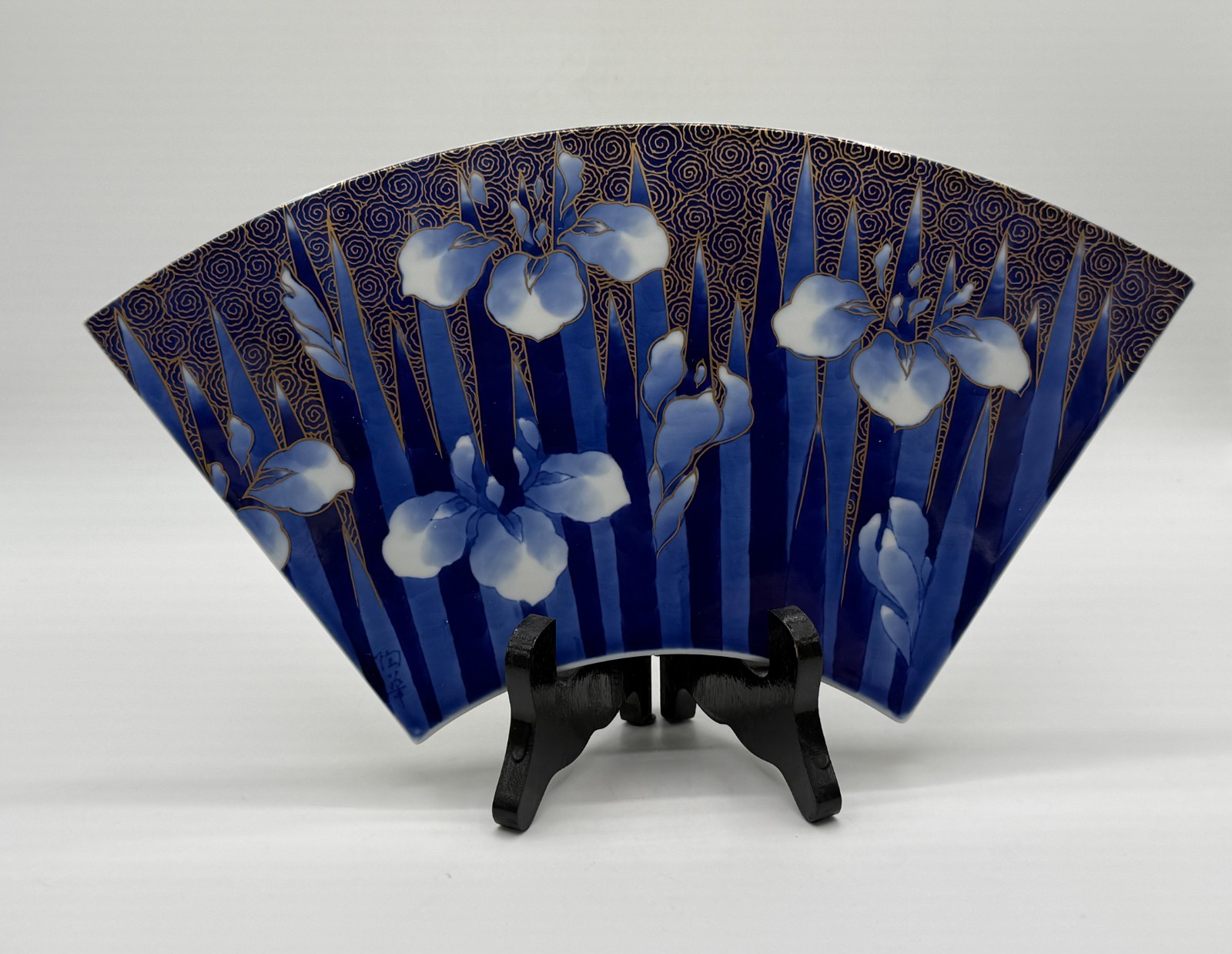 ANTIQUE JAPANESE FUKAGAWA SEIJI ARITA PORCELAIN FAN WITH STAND STAMPED SIGNED