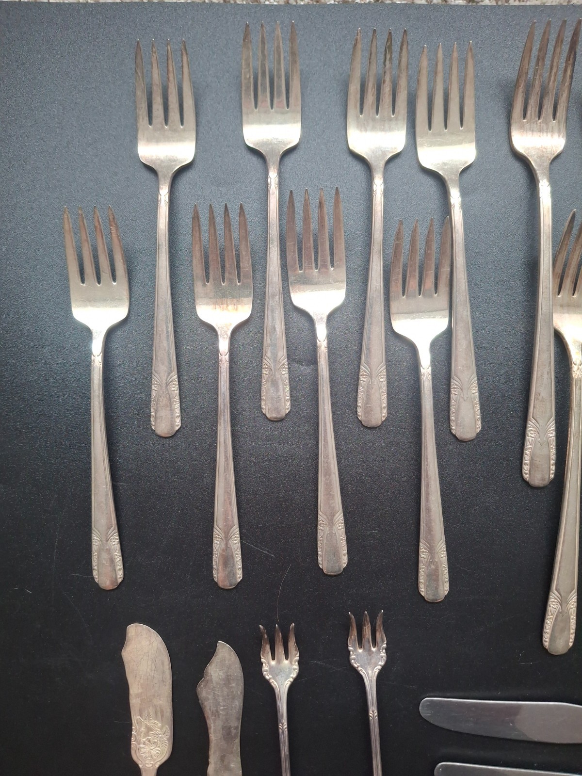 Mixed Lot of 26 Vintage Silverplate Flatware Knives and Forks 2.16 Pounds